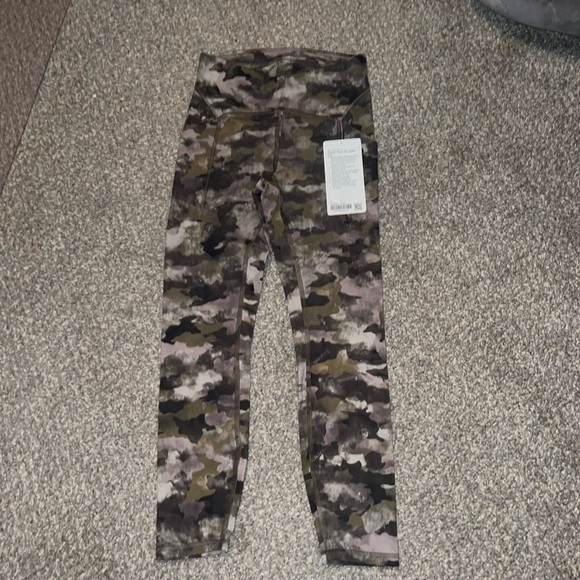 Lululemon power thru HR tight. 4 - Picture 1 of 7